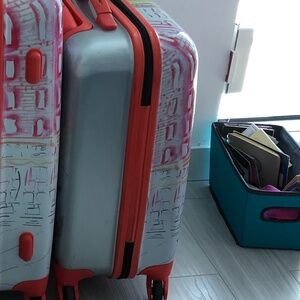 Carry on size suitcase with partially broken handle